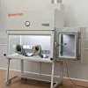Изолятор положительного давления без принудительного удаления и фильтрации воздуха из рабочей камеры